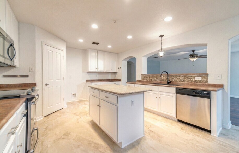 Building Photo - 10811 Marot Fld