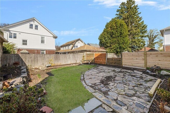 Building Photo - 146 Evergreen St