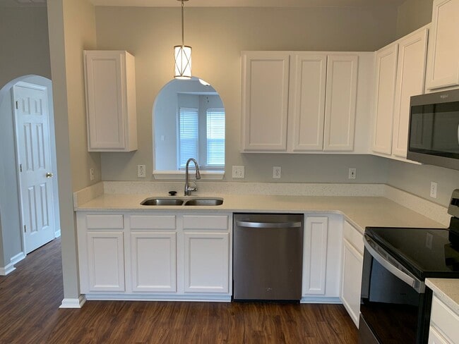 Building Photo - Renovated 2 Bed, 1.5 Bath Townhome w/ Comm...