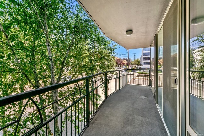 Building Photo - Spacious 1 bed/1bath, Parking included!