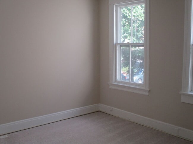 Building Photo - Charming Georgetown Townhouse on a quiet street