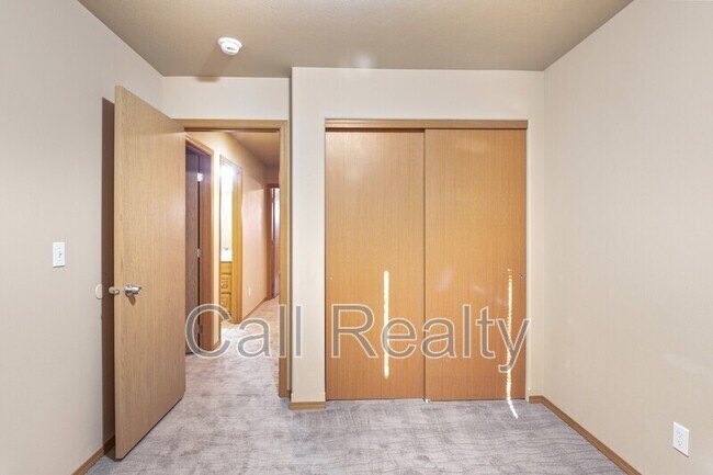 Building Photo - 2714 N Fox Ln