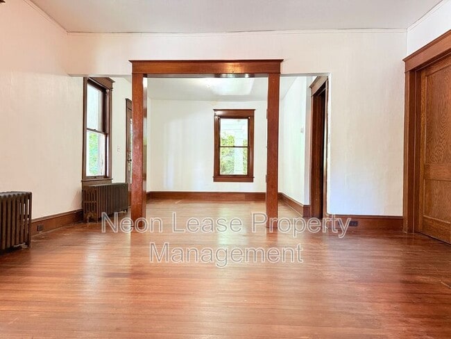 Building Photo - 303 E 6th St