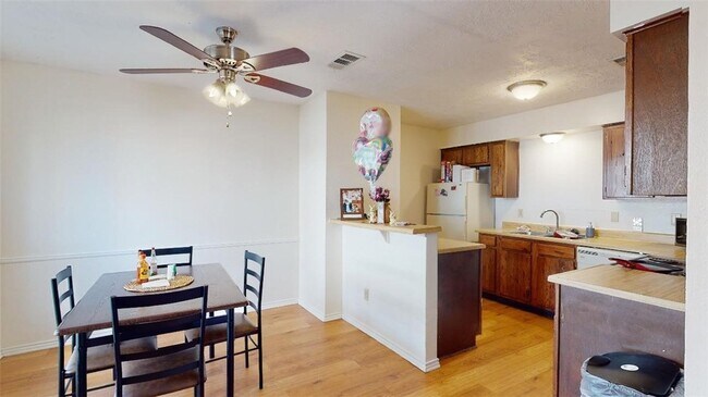 Building Photo - 1005 Spring Loop