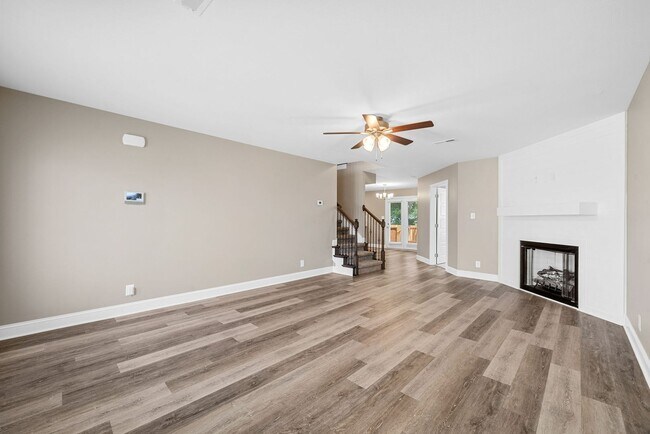 Building Photo - Pet Friendly Five Bedroom!