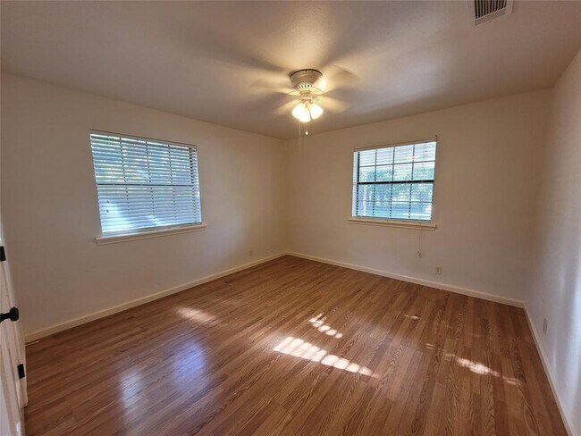 Building Photo - 306 E Anderson Ave