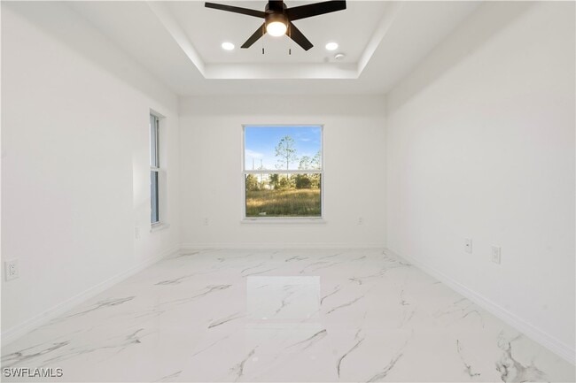 Building Photo - 732 Asher St E