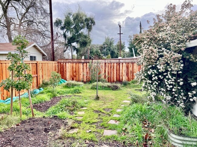 Building Photo - 3 Bed / 1.5 Bath | Thornwood Terrace Home ...