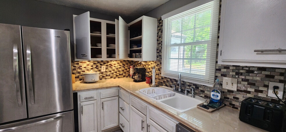 Building Photo - Room in House on White Oak Trail