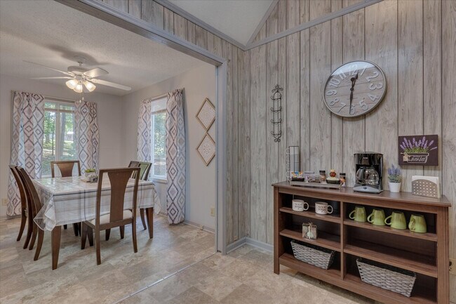 Building Photo - 4225 Meadowbrook Rd