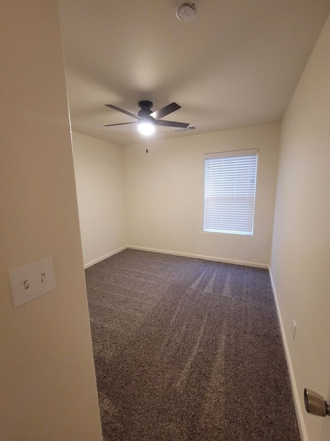 Building Photo - 3 bedroom 2 bath SW Visalia Home