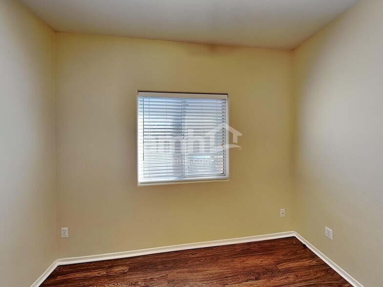 Building Photo - 14216 W Columbus Ave