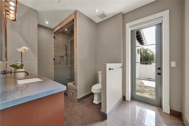 Building Photo - 932 Escobar Ave