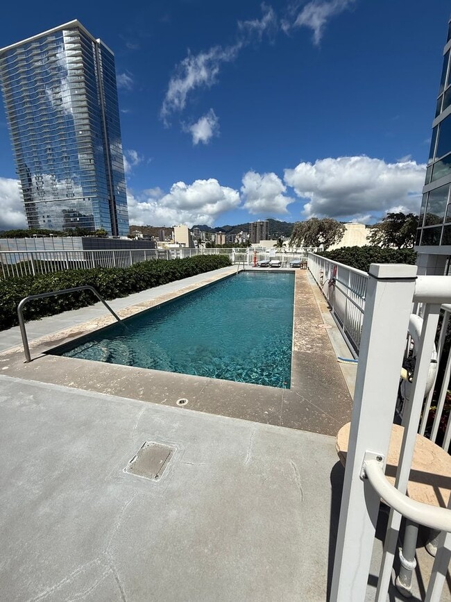 Building Photo - Great Location! 1/1/1 with beautiful mount...