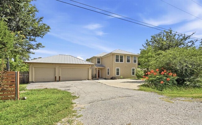 Building Photo - 330 Howard Ln