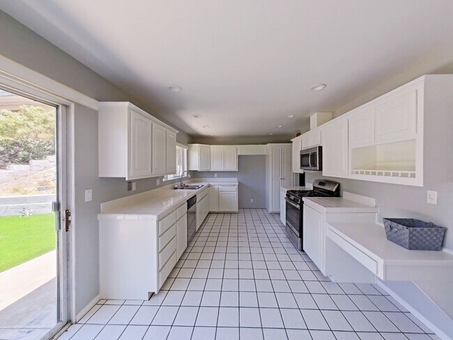 Building Photo - 617 E Avenida San Juan
