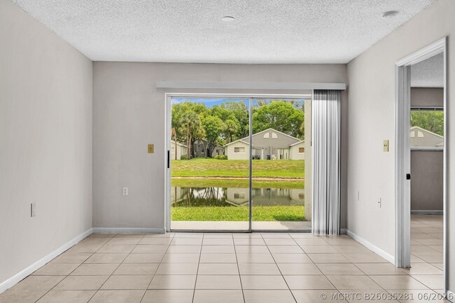 Building Photo - 1020 Lake Victoria Dr