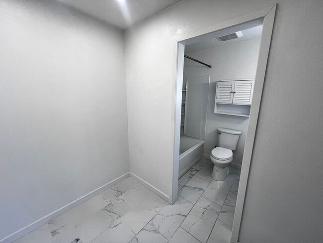 Building Photo - Charming 3-Bedroom Home in Desirable Rohne...