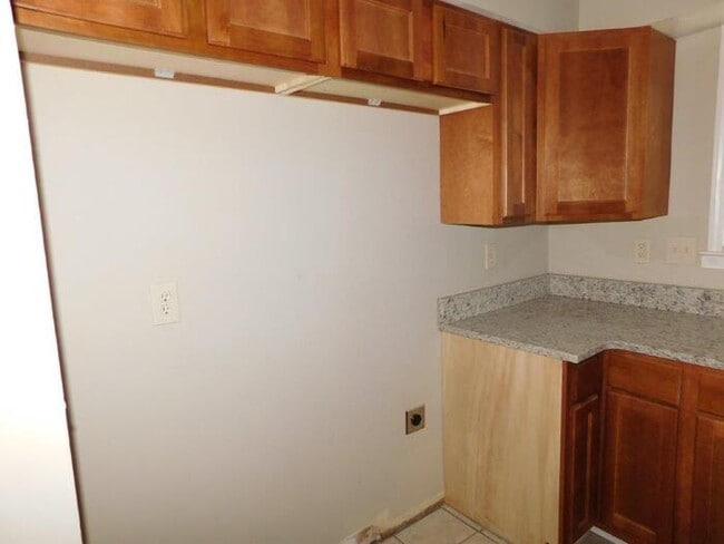 Building Photo - 3367 Kenie Ave