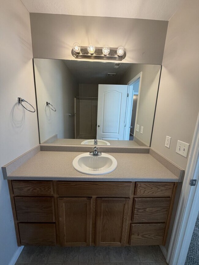 Building Photo - 977 Chelsea Ln