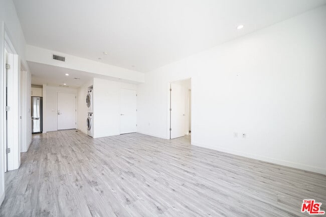 Building Photo - 1229 S Kingsley Dr