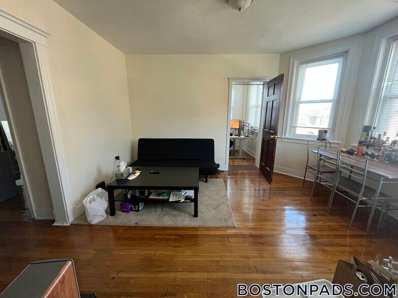 Building Photo - 248 Kelton St