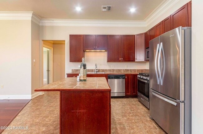 Building Photo - 3 bedroom, 2 bath home