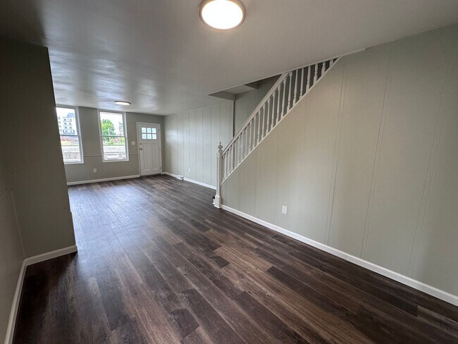 Building Photo - Large 3 bedroom 1 bath house for rent with small yard