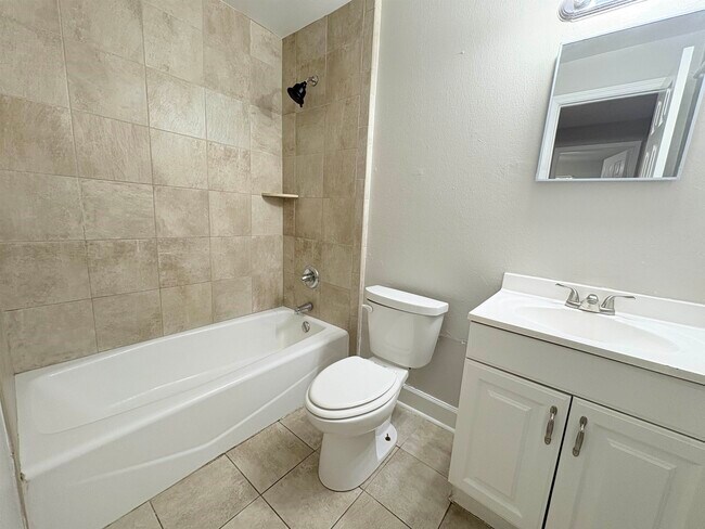 Building Photo - 2922 Oakwood Dr