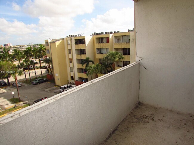 Building Photo - 10090 NW 80th Ct