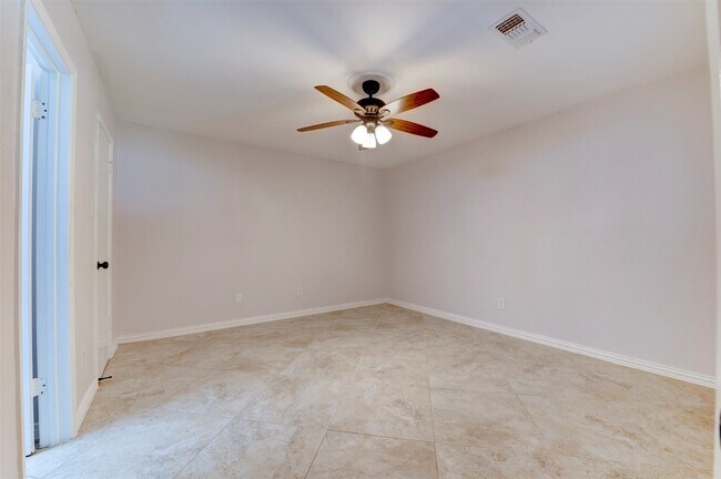 Building Photo - 10703 Highland Woods Dr