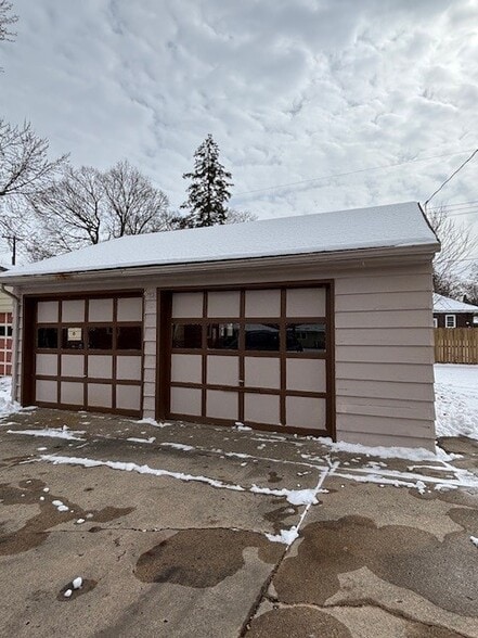 Shared Garage - 711 Grant Ave