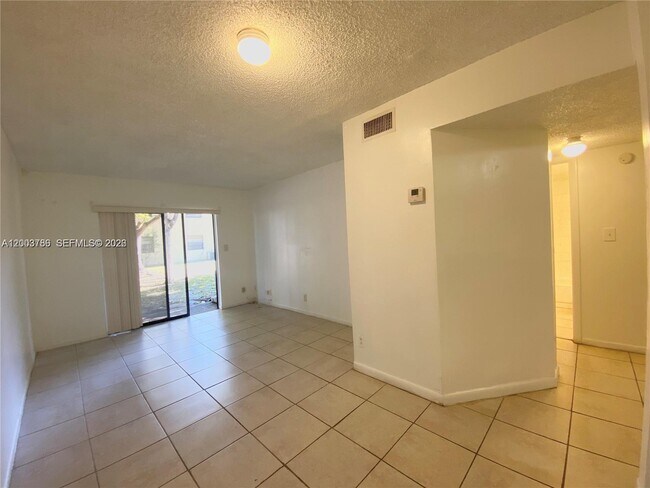 Building Photo - 4033 Lakeside Dr