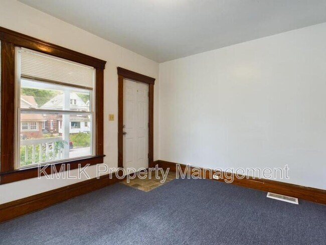 Building Photo - 695 Kling St