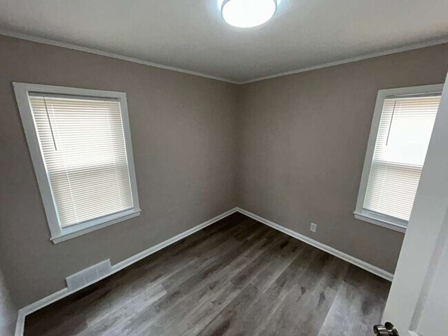 Building Photo - Three Bedroom Bungalow Ready for You