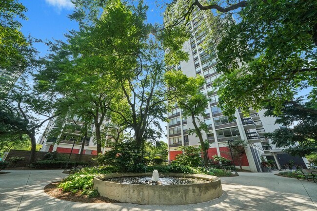 Building Photo - 1460 N Sandburg Terrace