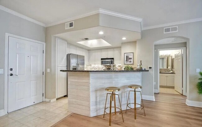 Building Photo - 9253 Regents Rd