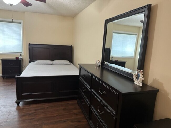 Building Photo - Very Spacious Townhome in great area in Apple Valley. Avail Oct 1