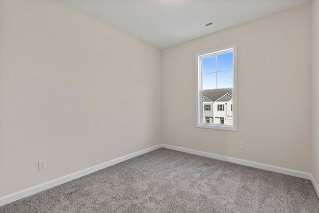 Building Photo - Stunning Townhome!