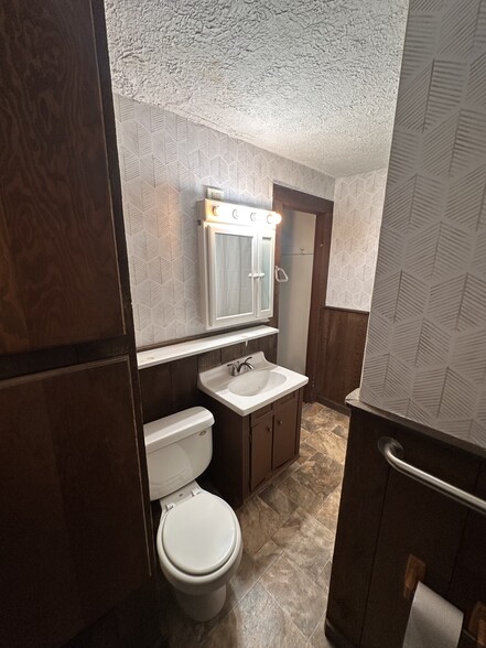 Building Photo - 102 Peck Ave