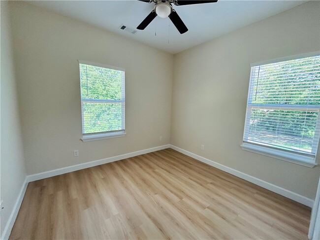 Building Photo - 708 E Johnson Ave