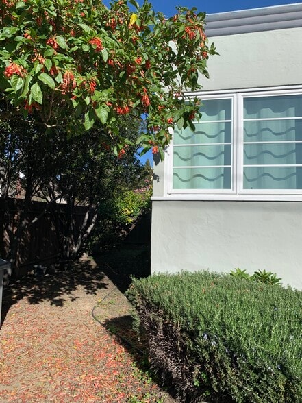 Building Photo - 1903 Sacramento St