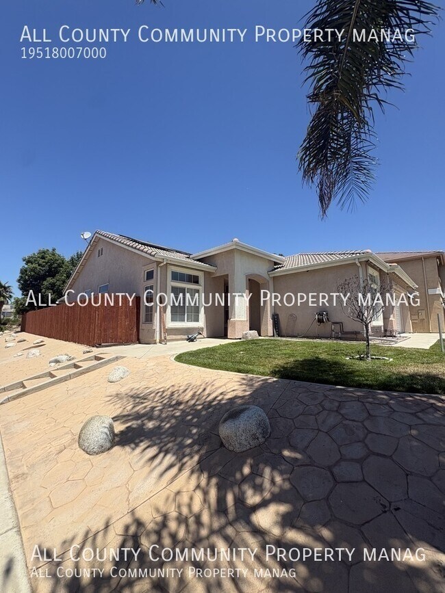 Building Photo - 39560 Bonaire Way