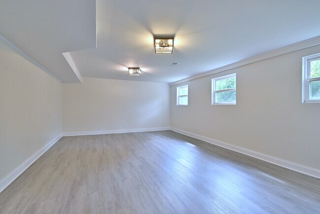 Building Photo - 6750 N Kostner Ave