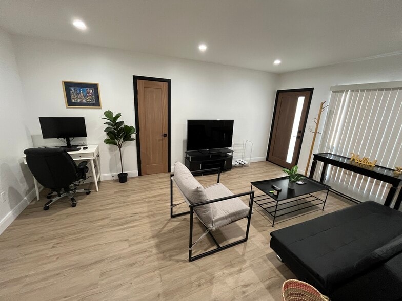 Building Photo - 2625 Chariton St