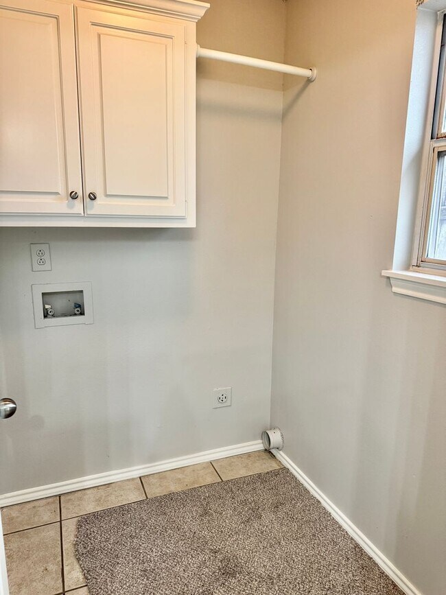 Building Photo - Adorable 2/1/1 Near Marsha Sharp!