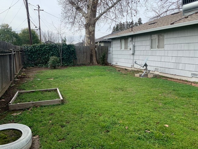 Building Photo - 3 bedroom home with new floors