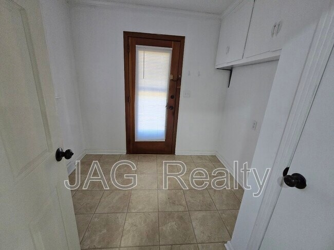 Building Photo - 102 Stewart St NW