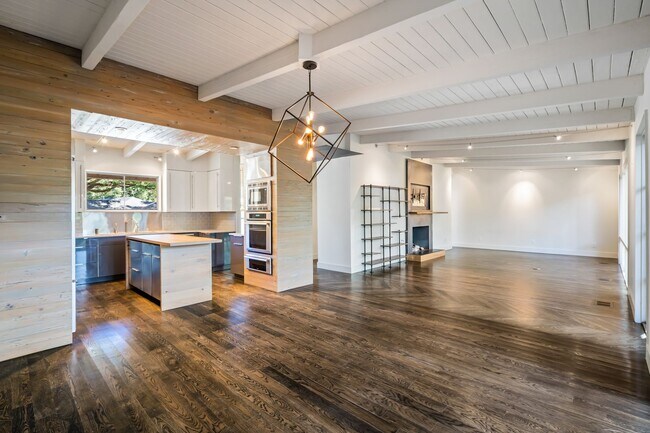 Building Photo - 2/2 with carport - fenced backyard