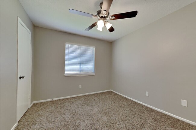 Building Photo - 21610 Crescent Heights St